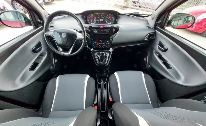 Lancia Ypsilon 1.3 MJT 16V 95 CV 5 porte 2015 - immagine 5