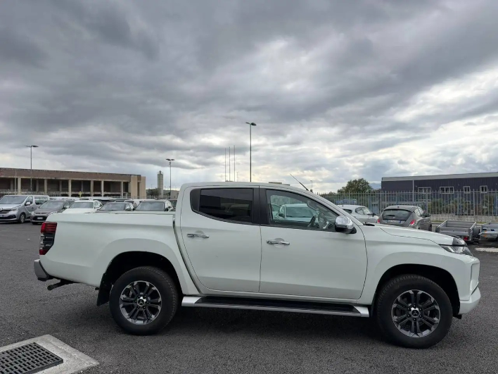 Mitsubishi L200 L200 doublecab 2.3d Intense Pack 1 I 4wd 150cv PREZZO - immagine 8