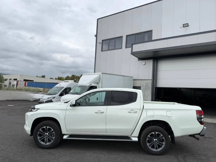 Mitsubishi L200 L200 doublecab 2.3d Intense Pack 1 I 4wd 150cv PREZZO - immagine 12