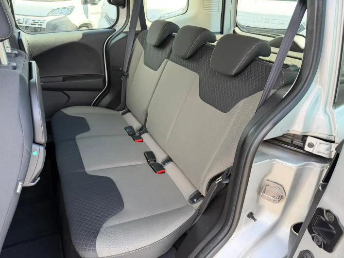 Ford Tourneo Courier 1.5 TDCi 75cv autocarro 5 posti - immagine 7