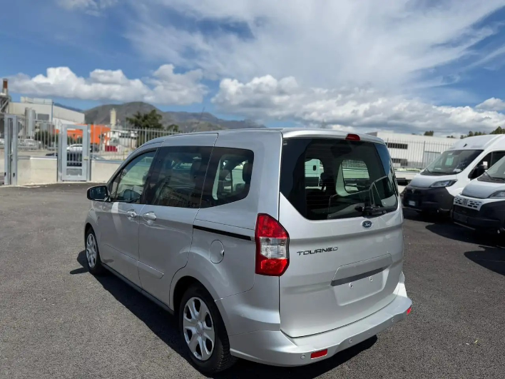 Ford Tourneo Courier 1.5 TDCi 75cv autocarro 5 posti - immagine 11