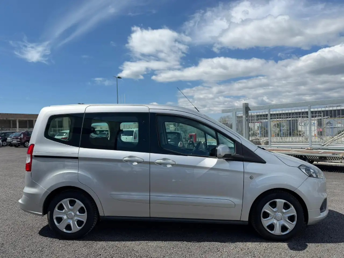 Ford Tourneo Courier 1.5 TDCi 75cv autocarro 5 posti - immagine 8