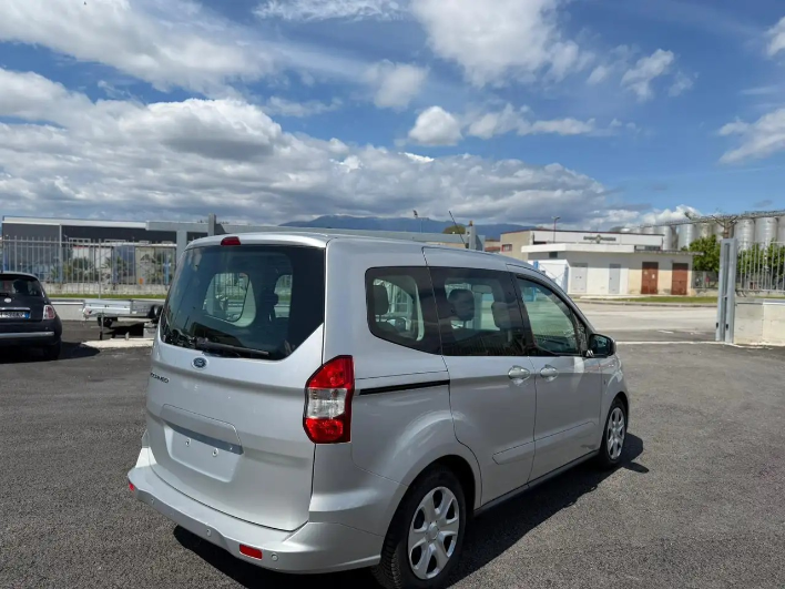 Ford Tourneo Courier 1.5 TDCi 75cv autocarro 5 posti - immagine 9