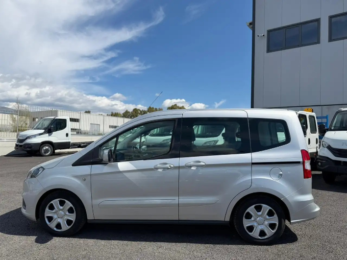 Ford Tourneo Courier 1.5 TDCi 75cv autocarro 5 posti - immagine 12