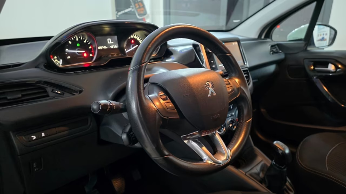 Peugeot 208 BlueHDi 75 5 porte Allure - immagine 4