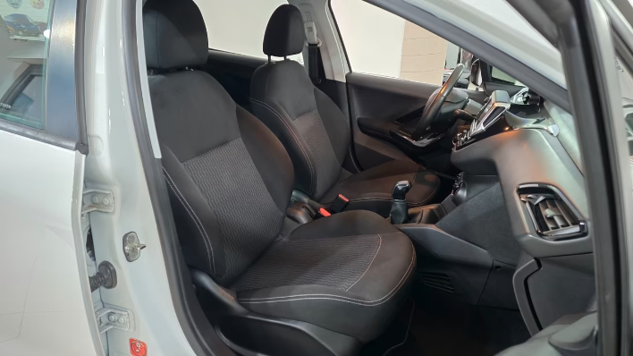 Peugeot 208 BlueHDi 75 5 porte Allure - immagine 2