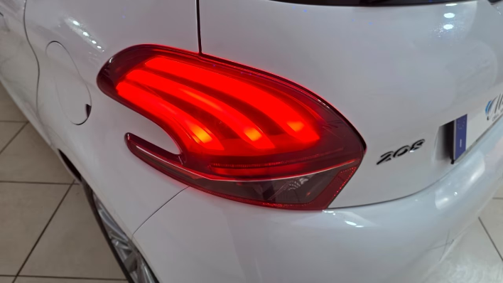 Peugeot 208 BlueHDi 75 5 porte Allure - immagine 12