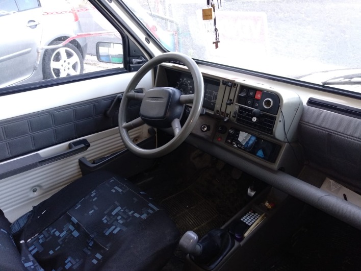 FIAT  PANDA   BENZINA   ANNO   2001   UNICO PROPRIETARIO  Immatricolata 29 settembre 2001 stereo con retrocamera. 1.100 multipoint 5 cerchi in lega vernice tutta originale tranne cofano ant.prezzo euro 2.200 - immagine 5