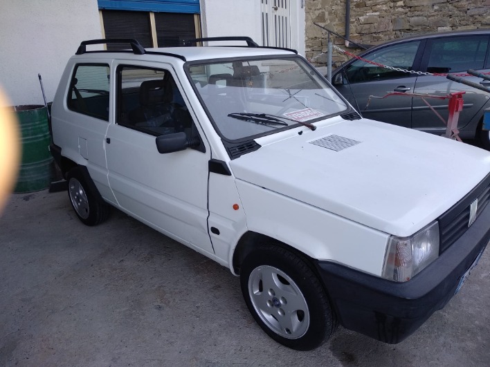 FIAT  PANDA   BENZINA   ANNO   2001   UNICO PROPRIETARIO  Immatricolata 29 settembre 2001 stereo con retrocamera. 1.100 multipoint 5 cerchi in lega vernice tutta originale tranne cofano ant.prezzo euro 2.200 - immagine 6