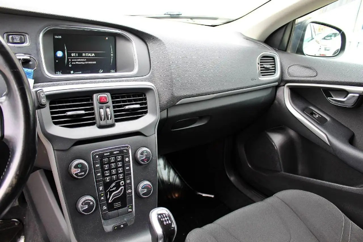 Volvo V40 D2 R-design Kinetic - immagine 2