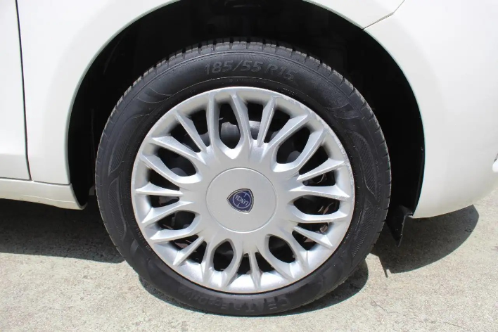 Lancia Ypsilon 1.0 FireFly 5p.S&S Hybrid Silver - immagine 11