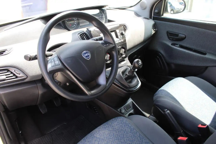 Lancia Ypsilon 1.0 FireFly 5p.S&S Hybrid Silver - immagine 5