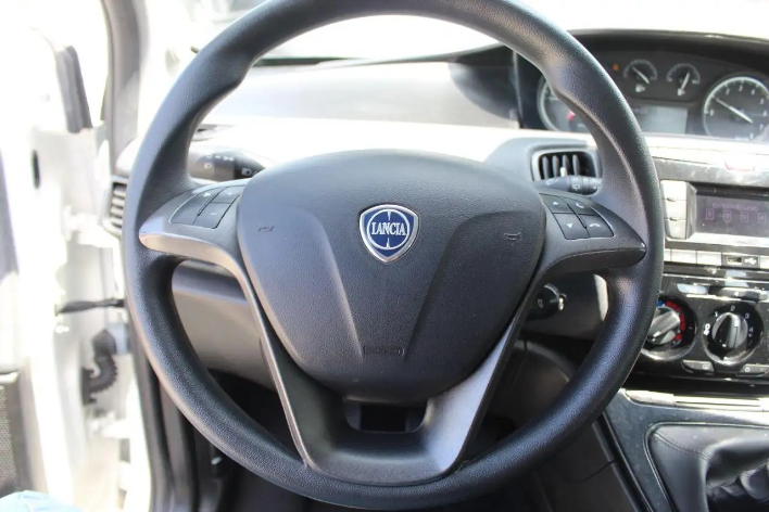 Lancia Ypsilon 1.0 FireFly 5p.S&S Hybrid Silver - immagine 4