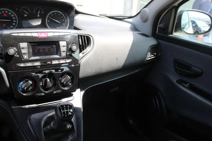 Lancia Ypsilon 1.0 FireFly 5p.S&S Hybrid Silver - immagine 3