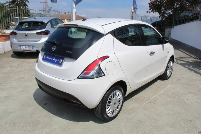Lancia Ypsilon 1.0 FireFly 5p.S&S Hybrid Silver - immagine 10