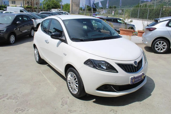 Lancia Ypsilon 1.0 FireFly 5p.S&S Hybrid Silver - immagine 12