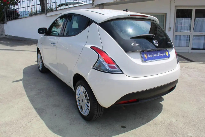 Lancia Ypsilon 1.0 FireFly 5p.S&S Hybrid Silver - immagine 8