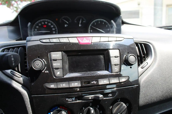 Lancia Ypsilon 1.0 FireFly 5p.S&S Hybrid Silver - immagine 1
