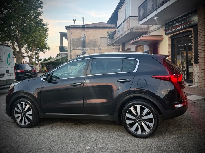 Kia Sportage 1.7 CRDi Class 2WD - immagine 3
