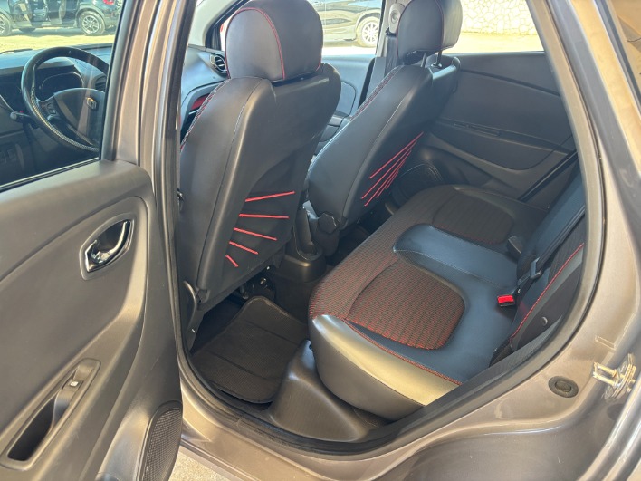 Renault Captur 1.5 dCi 90 CV EDC Project Runway - immagine 11