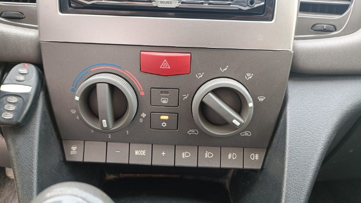 LANCIA YPSILON 1.2 ARGENTO - immagine 9