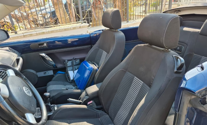 Volkswagen New Beetle 1.4 16V Cabrio - immagine 9