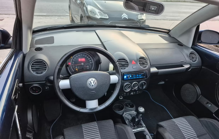 Volkswagen New Beetle 1.4 16V Cabrio - immagine 12