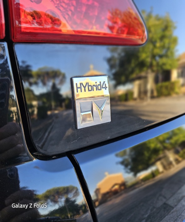 Peugeot 3008 Hybrid 4 - immagine 3