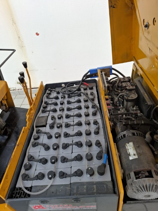Vendo   Muletto  usato  in perfetta condizione  come  nuovo   Marca Caterpillar  F30  DI  15 Quintali   Con  Batteria  nuova    Per  il  prezzo   Chiama  al  3922122687    Raffaele   A  campagna  Provincia  di  salerno - immagine 6