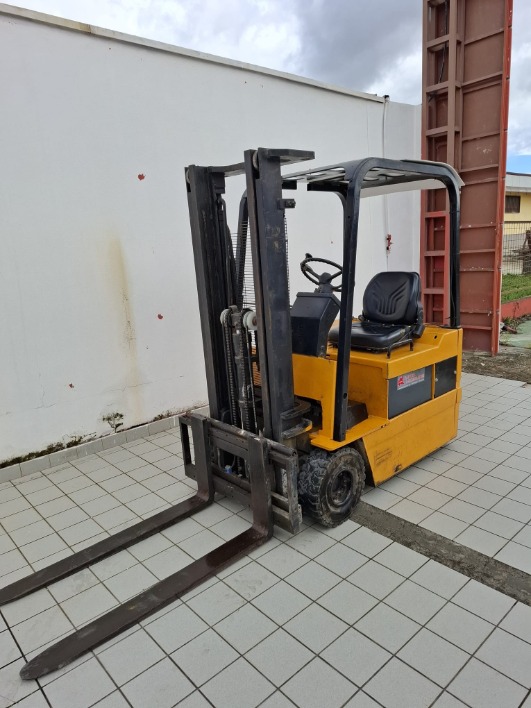Vendo   Muletto  usato  in perfetta condizione  come  nuovo   Marca Caterpillar  F30  DI  15 Quintali   Con  Batteria  nuova    Per  il  prezzo   Chiama  al  3922122687    Raffaele   A  campagna  Provincia  di  salerno - immagine 7