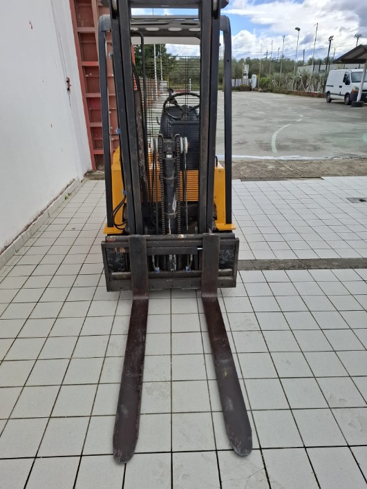 Vendo   Muletto  usato  in perfetta condizione  come  nuovo   Marca Caterpillar  F30  DI  15 Quintali   Con  Batteria  nuova    Per  il  prezzo   Chiama  al  3922122687    Raffaele   A  campagna  Provincia  di  salerno - immagine 5