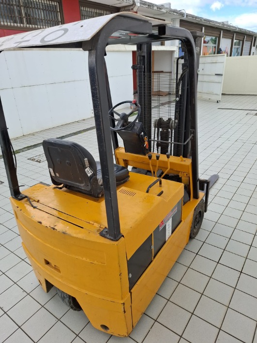 Vendo   Muletto  usato  in perfetta condizione  come  nuovo   Marca Caterpillar  F30  DI  15 Quintali   Con  Batteria  nuova    Per  il  prezzo   Chiama  al  3922122687    Raffaele   A  campagna  Provincia  di  salerno - immagine 1
