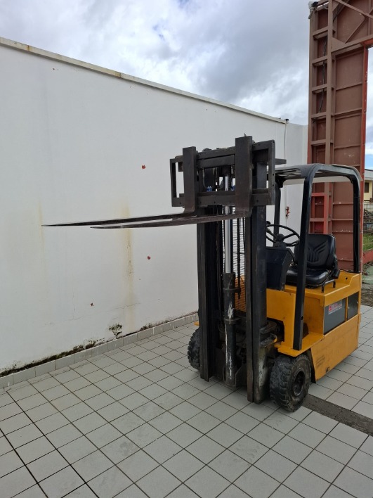 Vendo   Muletto  usato  in perfetta condizione  come  nuovo   Marca Caterpillar  F30  DI  15 Quintali   Con  Batteria  nuova    Per  il  prezzo   Chiama  al  3922122687    Raffaele   A  campagna  Provincia  di  salerno - immagine 4