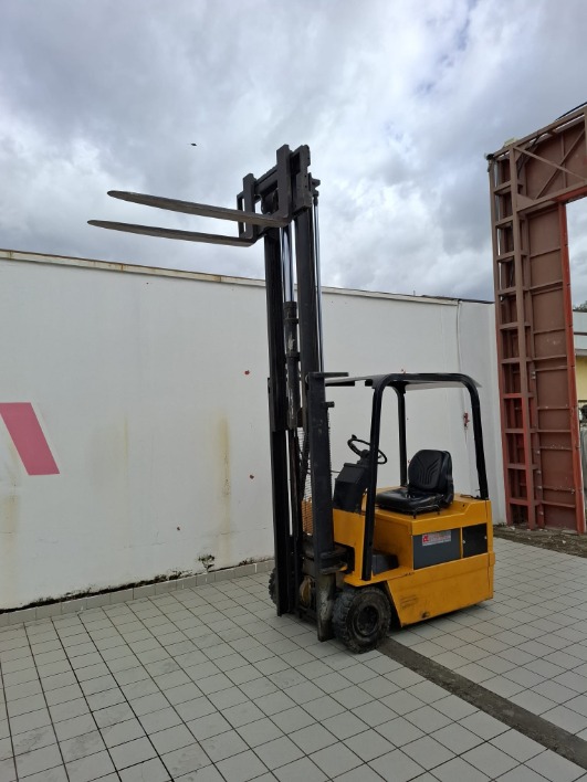 Vendo   Muletto  usato  in perfetta condizione  come  nuovo   Marca Caterpillar  F30  DI  15 Quintali   Con  Batteria  nuova    Per  il  prezzo   Chiama  al  3922122687    Raffaele   A  campagna  Provincia  di  salerno - immagine 2