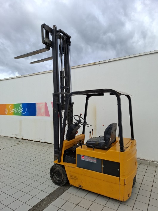 Vendo   Muletto  usato  in perfetta condizione  come  nuovo   Marca Caterpillar  F30  DI  15 Quintali   Con  Batteria  nuova    Per  il  prezzo   Chiama  al  3922122687    Raffaele   A  campagna  Provincia  di  salerno - immagine 3