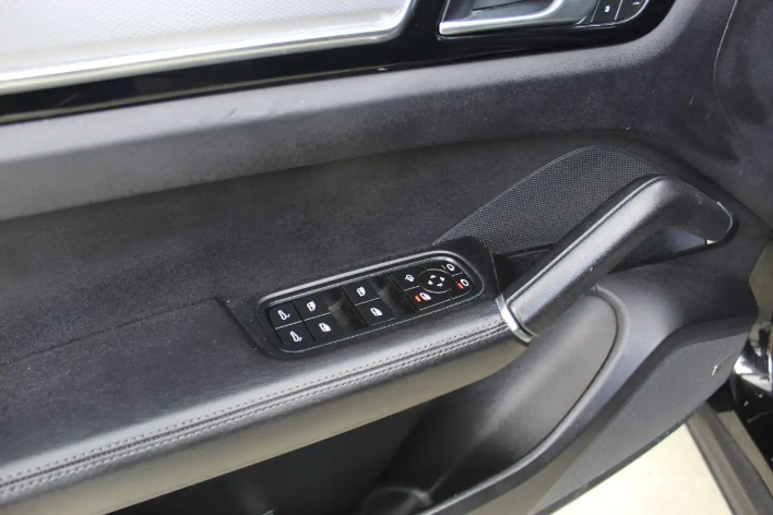 Porsche Cayenne Coupè 3.0 V6 - immagine 8