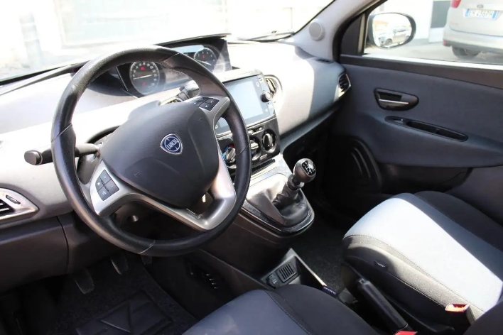 Lancia Ypsilon 1.0 FireFly 5p.S&S Hyb. Eco Gold - immagine 6