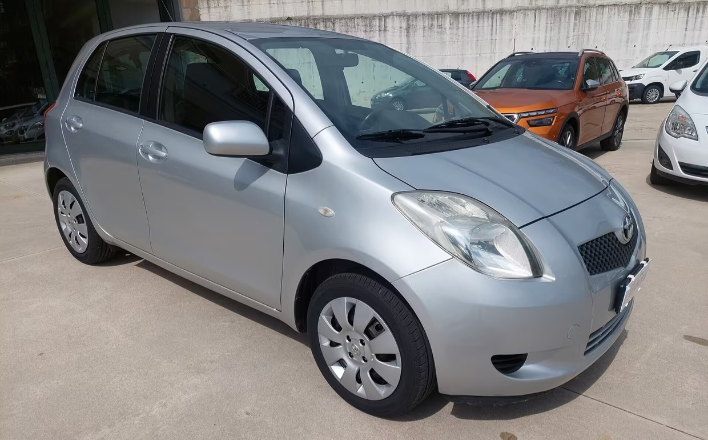 Toyota Yaris 1.0 benzina 5 porte Sol - immagine 10
