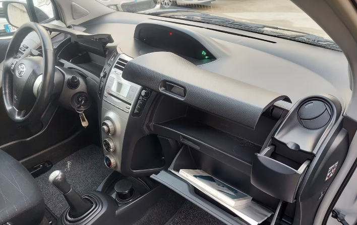 Toyota Yaris 1.0 benzina 5 porte Sol - immagine 2
