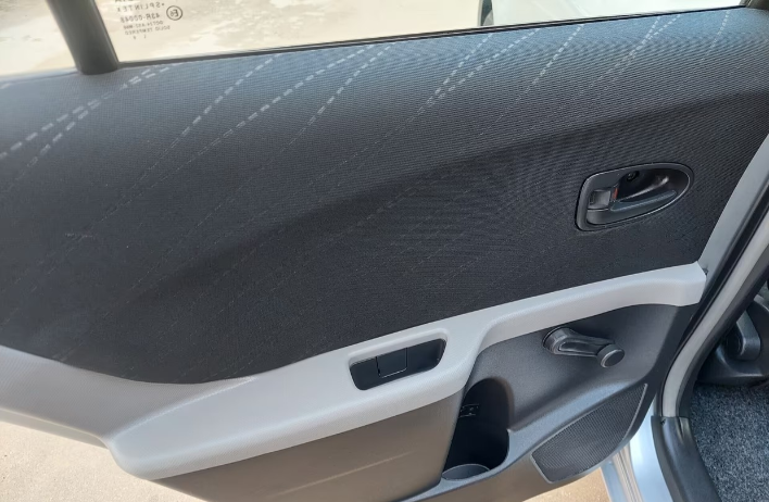 Toyota Yaris 1.0 benzina 5 porte Sol - immagine 6