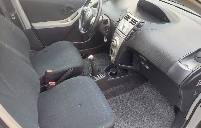 Toyota Yaris 1.0 benzina 5 porte Sol - immagine 4