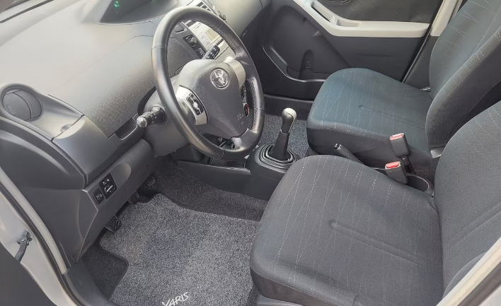 Toyota Yaris 1.0 benzina 5 porte Sol - immagine 3