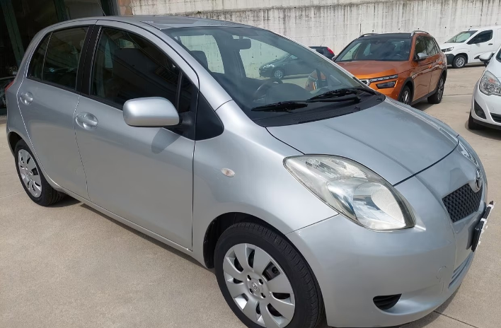 Toyota Yaris 1.0 benzina 5 porte Sol - immagine 8