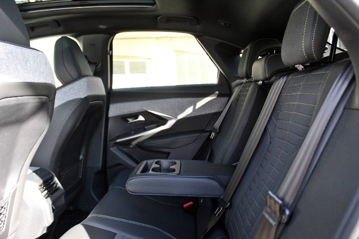 PEUGEOT 3008 Hybrid 145 e-DCS6 GT - immagine 11